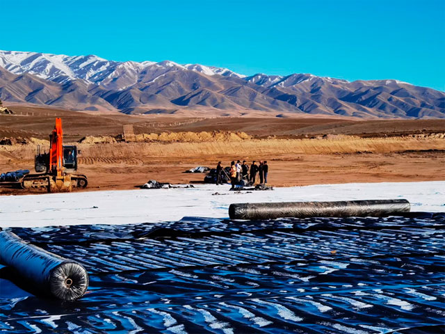 新疆垃圾填埋場HDPE土工膜施工